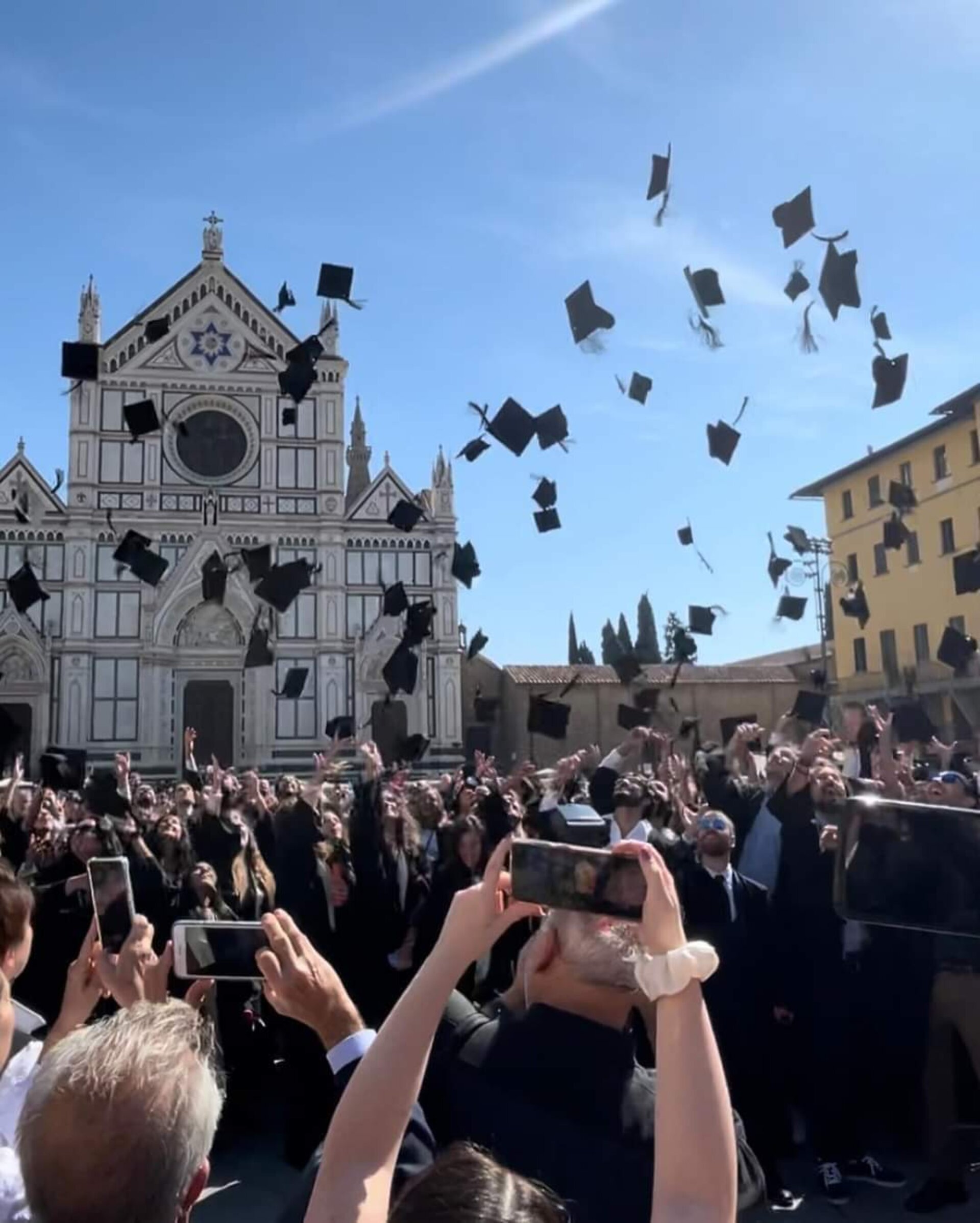 I Dottori di Ricerca festeggiano in piazza Santa Croce